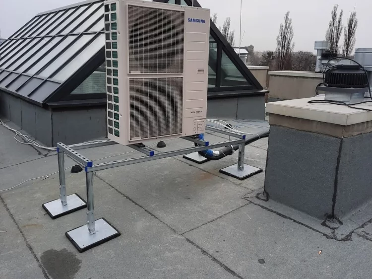 Klimatyzator na dachu budynku